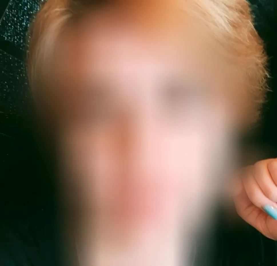 Toni, 26